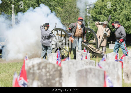 Charleston, STATI UNITI D'AMERICA. 14 Maggio, 2016. Accampati re-enactors fire una canon saluto ad onorare la guerra civile morti durante un memoriale di servizio per contrassegnare Confederate Memorial Day al Cimitero di magnolia 14 Maggio 2016 a Charleston, Carolina del Sud. La marcatura degli eventi meridionale patrimonio confederato provengono quasi un anno dopo la rimozione del flag confederate dal Capitol dopo l omicidio di nove persone presso la storica madre nera Emanuel AME Chiesa. Credito: Planetpix/Alamy Live News Foto Stock