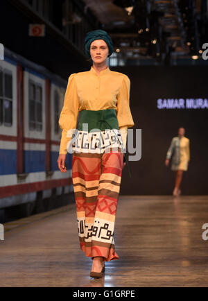 Istanbul, Turchia. 14 Maggio, 2016. Un modello presenta una creazione progettata da Samar Murad a Istanbul modesto della settimana della moda di Istanbul, in Turchia, il 14 maggio 2016. Credito: Egli Canling/Xinhua/Alamy Live News Foto Stock