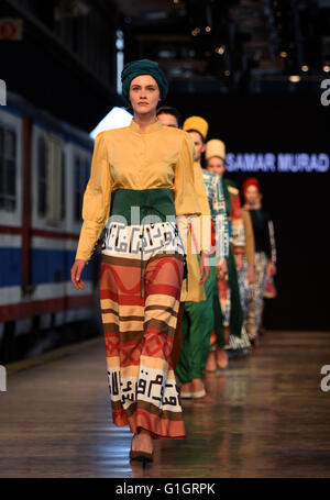 Istanbul, Turchia. 14 Maggio, 2016. I modelli presenti creazioni realizzate da Samar Murad a Istanbul modesto della settimana della moda di Istanbul, in Turchia, il 14 maggio 2016. Credito: Egli Canling/Xinhua/Alamy Live News Foto Stock