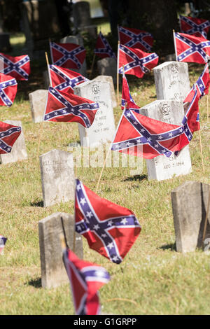 Charleston, STATI UNITI D'AMERICA. 14 Maggio, 2016. Confederato flutter flags over guerra civile grave marker durante un memoriale di servizio per contrassegnare Confederate Memorial Day al Cimitero di magnolia 14 Maggio 2016 a Charleston, Carolina del Sud. La marcatura degli eventi meridionale patrimonio confederato provengono quasi un anno dopo la rimozione del flag confederate dal Capitol dopo l omicidio di nove persone presso la storica madre nera Emanuel AME Chiesa. Credito: Planetpix/Alamy Live News Foto Stock