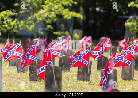 Charleston, STATI UNITI D'AMERICA. 14 Maggio, 2016. Confederato flutter flags over guerra civile grave marker durante un memoriale di servizio per contrassegnare Confederate Memorial Day al Cimitero di magnolia 14 Maggio 2016 a Charleston, Carolina del Sud. La marcatura degli eventi meridionale patrimonio confederato provengono quasi un anno dopo la rimozione del flag confederate dal Capitol dopo l omicidio di nove persone presso la storica madre nera Emanuel AME Chiesa. Credito: Planetpix/Alamy Live News Foto Stock