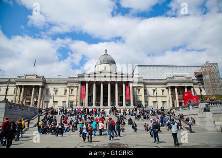 Londra, UK 14 Maggio 2016 - Persone a godersi il sole in Trafalgar Square con una vista della National Portrait Gallery in background. Credito: Dinendra Haria/Alamy Live News Foto Stock