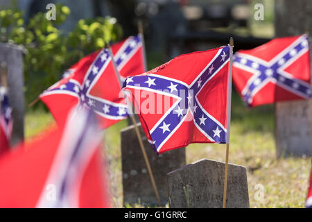 Charleston, STATI UNITI D'AMERICA. 14 Maggio, 2016. Confederato flutter flags over guerra civile grave marker durante un memoriale di servizio per contrassegnare Confederate Memorial Day al Cimitero di magnolia 14 Maggio 2016 a Charleston, Carolina del Sud. La marcatura degli eventi meridionale patrimonio confederato provengono quasi un anno dopo la rimozione del flag confederate dal Capitol dopo l omicidio di nove persone presso la storica madre nera Emanuel AME Chiesa. Credito: Planetpix/Alamy Live News Foto Stock