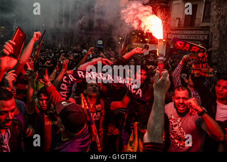 Barcellona, in Catalogna, Spagna. 14 Maggio, 2016. I fan del FC Barcelona gridare slogan sotto una svasatura rosso presso la fontana di Canaletes nelle Ramblas, il tradizionale spot per celebrare i trofei per celebrare il loro team il ventiquattresimo titolo di campionato. © Matthias Oesterle/ZUMA filo/Alamy Live News Foto Stock