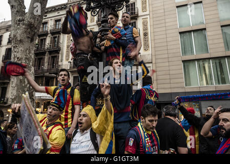 Barcellona, in Catalogna, Spagna. 14 Maggio, 2016. I fan del FC Barcelona chant slogan presso la fontana di Canaletes nelle Ramblas, il tradizionale spot per celebrare i trofei per celebrare il loro team il ventiquattresimo titolo di campionato. © Matthias Oesterle/ZUMA filo/Alamy Live News Foto Stock