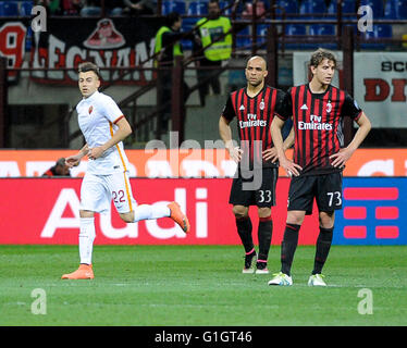 Milano, Italia. 14 maggio 2016: Stepahn El Shaarawy (sinistra) celebra atfter rigature durante la Serie A footbll match tra AC Milan e AS Roma. Credito: Nicolò Campo/Alamy Live News Foto Stock