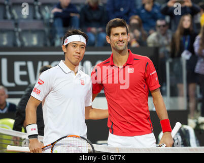 Roma, Italia. 14 Maggio, 2016. Novak Djokovic e Kei Nishikori insieme prima di uomini singoli semi finale corrisponde al Foro Italico, Foto Stock