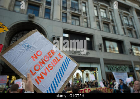 Londra, Inghilterra, Regno Unito. 14th, Maggio, 2016. Gli attivisti si riuniscono al di fuori Topshop su Oxford Street toprotest contro pulitori vengono pagati al di sotto di salari. "Non più invisble targhetta' trattenuto fino al di fuori della Oxford Street Topshop store. Credito: Andrew Steven Graham/Alamy Live News Foto Stock