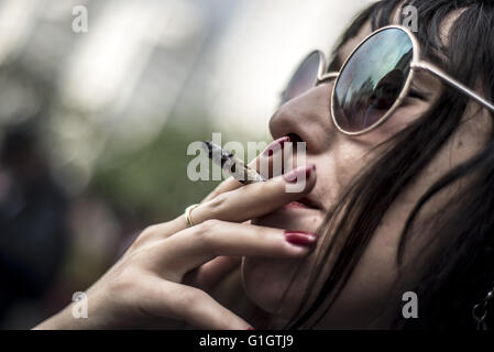 14 maggio 2016 - SÃƒO PAULO, SP, Brasile 14.05.2016 - Globale - MARIJUANA - marzo: centinaia di persone si uniscono in un marzo chiamando per la legalizzazione della marijuana in Sao Paulo, 14 maggio 2016. Persone hanno partecipato nel marzo chiamando per la legalizzazione della marijuana, sia per le sue prestazioni mediche o per scopi ricreativi. Il Global Marijuana marzo è un rally annuale e va anche con il nome di La Million Marijuana March, centinaia di migliaia di persone hanno partecipato a oltre 829 diverse città in 72 paesi in tutto il mondo a partire dal 1999. © Cris Faga/ZUMA filo/Alamy Live News Foto Stock