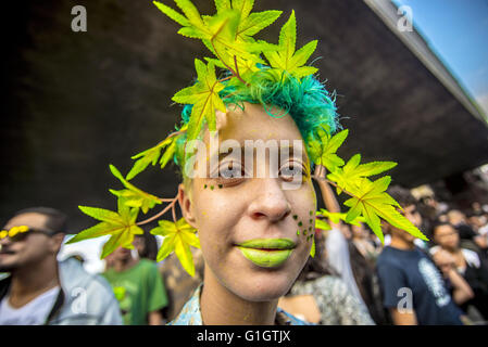 14 maggio 2016 - SÃƒO PAULO, SP, Brasile 14.05.2016 - Globale - MARIJUANA - marzo: centinaia di persone si uniscono in un marzo chiamando per la legalizzazione della marijuana in Sao Paulo, 14 maggio 2016. Persone hanno partecipato nel marzo chiamando per la legalizzazione della marijuana, sia per le sue prestazioni mediche o per scopi ricreativi. Il Global Marijuana marzo è un rally annuale e va anche con il nome di La Million Marijuana March, centinaia di migliaia di persone hanno partecipato a oltre 829 diverse città in 72 paesi in tutto il mondo a partire dal 1999. © Cris Faga/ZUMA filo/Alamy Live News Foto Stock