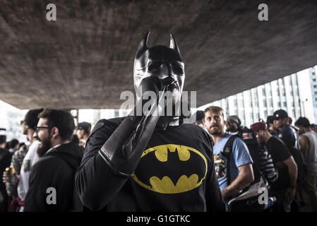 14 maggio 2016 - SÃƒO PAULO, SP, Brasile 14.05.2016 - Globale - MARIJUANA - marzo: centinaia di persone si uniscono in un marzo chiamando per la legalizzazione della marijuana in Sao Paulo, 14 maggio 2016. Persone hanno partecipato nel marzo chiamando per la legalizzazione della marijuana, sia per le sue prestazioni mediche o per scopi ricreativi. Il Global Marijuana marzo è un rally annuale e va anche con il nome di La Million Marijuana March, centinaia di migliaia di persone hanno partecipato a oltre 829 diverse città in 72 paesi in tutto il mondo a partire dal 1999. © Cris Faga/ZUMA filo/Alamy Live News Foto Stock