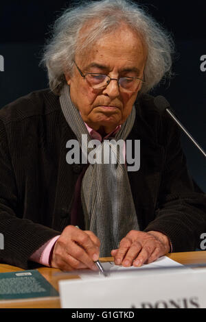 Torino, Italia. 14 maggio 2016. Poeta siriano Adonis (o Adunis, vero nome Ali Ahmad detto Esber) scrittura Foto Stock