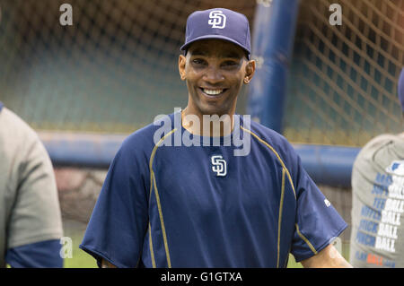 Milwaukee, WI, Stati Uniti d'America. 14 Maggio, 2016. San Diego Padres shorstop Alexei Ramirez #10 prima della Major League Baseball gioco tra il Milwaukee Brewers e San Diego Padres a Miller Park di Milwaukee, WI. John Fisher/CSM/Alamy Live News Foto Stock