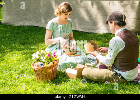 London, Regno Unito - 14 Maggio 2016: Tweed Run (corsa in bicicletta con uno stile) a pic-nic nei pressi Albert Memorial a Kensington Gardens e Hyde Park il credito: Elena Chaykina/Alamy Live News Foto Stock