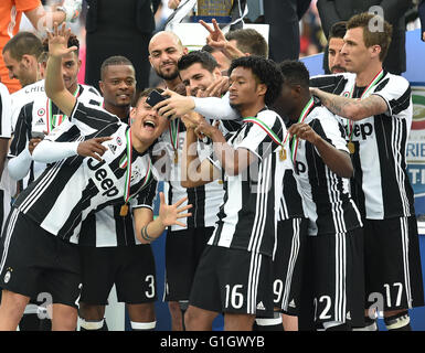 (160515) -- Torino, 15 maggio 2016 (Xinhua) -- giocatori della Juventus prendere selfies come essi celebrare la loro Serie A titolo dopo una partita contro la Sampdoria a Torino, Italia, 14 maggio 2016. (Xinhua/Alberto Lingria) Foto Stock