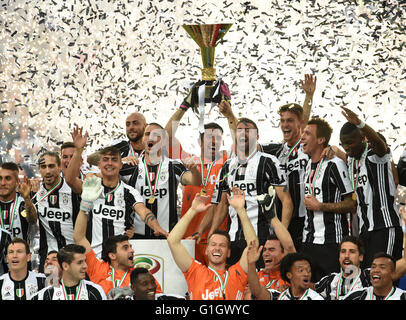 (160515) -- Torino, 15 maggio 2016 (Xinhua) -- giocatori della Juventus celebrare la loro Serie A titolo dopo una partita contro la Sampdoria a Torino, Italia, 14 maggio 2016. (Xinhua/Alberto Lingria) Foto Stock