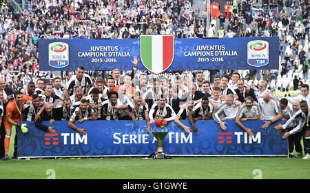 (160515) -- Torino, 15 maggio 2016 (Xinhua) -- giocatori della Juventus celebrare la loro Serie A titolo dopo una partita contro la Sampdoria a Torino, Italia, 14 maggio 2016. (Xinhua/Alberto Lingria) Foto Stock