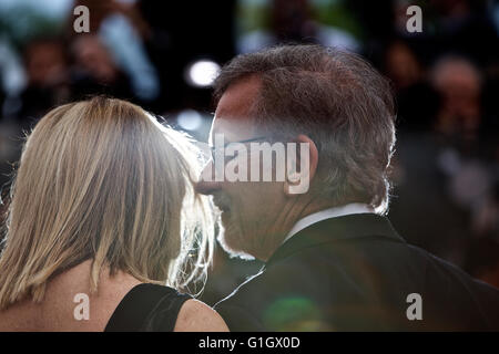 (160515) -- CANNES, 15 maggio 2016 (Xinhua) -- Il Direttore Steven Spielberg(R) e sua moglie Kate Capshaw pone sul tappeto rosso che arrivano per la proiezione del film "La BFG' alla sessantanovesima Cannes Film Festival di Cannes, Francia, 14 maggio 2016.(Xinhua/Jin Yu) Foto Stock