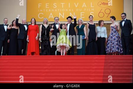 (160515) -- CANNES, 15 maggio 2016 (Xinhua) -- creatori del film "La BFG' pone sul tappeto rosso al 69a Cannes Film Festival di Cannes, Francia, 14 maggio 2016.(Xinhua/Jin Yu) Foto Stock