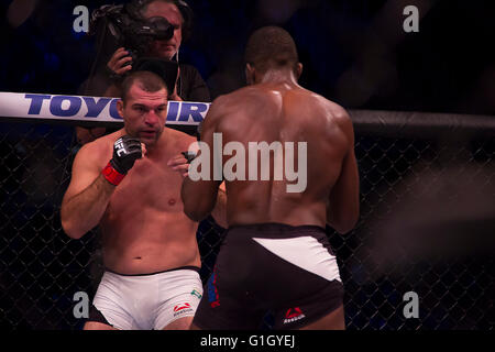 CURITIBA, PR - 14/05/2016: UFC 198 A CURITIBA - Mauricio Shogun e Corey Anderson di fronte per categoria di peso-Pesi Mediomassimi in UFC 198. (Foto: William Artigas / FotoArena) Foto Stock