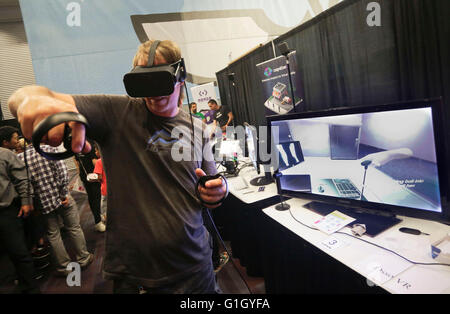 (160515) -- VANCOUVER, 15 maggio 2016 (Xinhua) -- Un visitatore sperimenta una realtà virtuale del dispositivo alla realtà virtuale expo in Vancouver, Canada, 14 maggio 2016. L'expo è stato il primo del suo genere svoltasi a Vancouver. (Xinhua Liang/Sen) Foto Stock