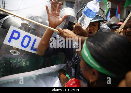 15 maggio 2016 - Kathmandu, Nepal - personale di polizia cerca di fermare i manifestanti di entrare in zona soggetta a restrizioni durante una manifestazione di protesta dell'Alleanza federale, una coalizione di Madhes-basato le parti e altre etnie partiti politici contro la nuova costituzione per pressurizzare il governo per ridisegnare confini attorno a Singhadurbar, il principale ufficio amministrazione del Nepal, del governo di Kathmandu, Nepal, domenica 15 maggio, 2016. (Credito Immagine: © Skanda Gautam via ZUMA filo) Foto Stock