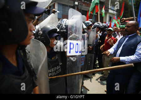 15 maggio 2016 - Kathmandu, Nepal - personale di polizia cerca di fermare i manifestanti di entrare in zona soggetta a restrizioni durante una manifestazione di protesta dell'Alleanza federale, una coalizione di Madhes-basato le parti e altre etnie partiti politici contro la nuova costituzione per pressurizzare il governo per ridisegnare confini attorno a Singhadurbar, il principale ufficio amministrazione del Nepal, del governo di Kathmandu, Nepal, domenica 15 maggio, 2016. (Credito Immagine: © Skanda Gautam via ZUMA filo) Foto Stock