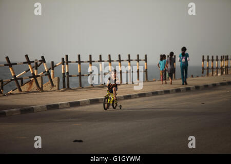 14 maggio 2016 - Gaza City, nella Striscia di Gaza, Territori palestinesi - un ragazzo palestinese cavalca una bicicletta presso la al-Shati Refugee Camp di Gaza City il 14 maggio 2016 (credito Immagine: © Ashraf Amra/APA immagini via ZUMA filo) Foto Stock