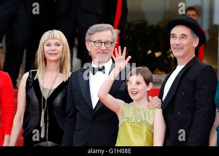 L'attrice Kate Capshaw (l-r), Steven Spielberg, attori Ruby Barnhill e Mark Rylance assistere alla premiere di 'La BFG' durante la sessantanovesima annuale di Cannes Film Festival presso il Palais des Festivals a Cannes, Francia, il 14 maggio 2016. Foto: Hubert Boesl Foto Stock