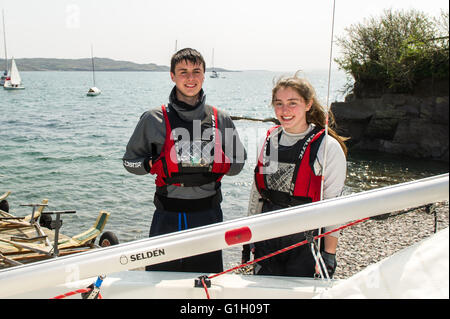 Schull, Irlanda. 14 Maggio, 2016. La stagione di vela è tornato in pieno svolgimento in West Cork. Nella foto sullo scalo sono Hugo Morgan, Dunbeacon e Tarah Fleming, Schull. Credito: Andy Gibson/Alamy Live News Foto Stock