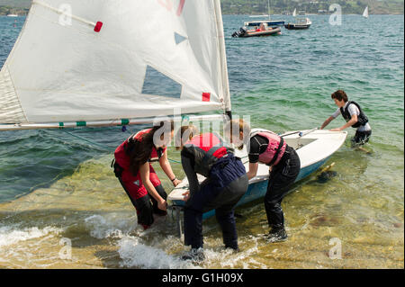 Schull, Irlanda. 14 Maggio, 2016. La stagione di vela è tornato in pieno svolgimento in West Cork. I soci del club "uck nell' e aiutare a recuperare una barca dall'acqua dopo una mattina la sessione di navigazione a vela. Credito: Andy Gibson/Alamy Live News Foto Stock