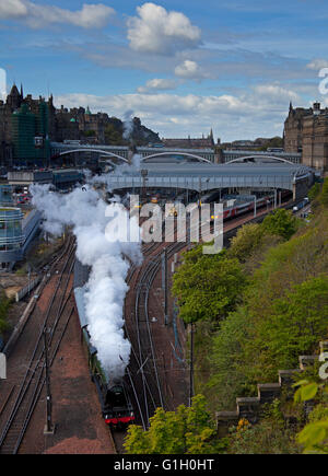 Edimburgo, Scozia, Regno Unito, 15 maggio 2016. Il Flying Scotsman locomotiva parte dalla stazione di Waverley per il suo viaggio in giornata alla Scottish Borders in una bella mattina di sole. Foto Stock