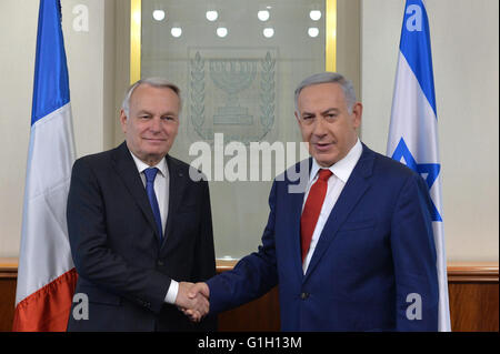 (160515) -- Gerusalemme, 15 maggio 2016 (Xinhua) -- Il Primo Ministro israeliano Benjamin Netanyahu (R) scuote le mani con la Francia il Ministro degli Esteri di Jean-Marc Ayrault come essi si incontrano in Gerusalemme, 15 maggio 2016. Il Primo Ministro israeliano Benjamin Netanyahu ha comunicato alla Francia il Ministro degli Esteri di Jean-Marc Ayrault domenica che il suo paese si oppone ancora di Parigi gli sforzi per rilanciare i colloqui di pace tra Israele e i palestinesi. (Xinhua/Kobi Gedeone/GPO/JINI) Foto Stock