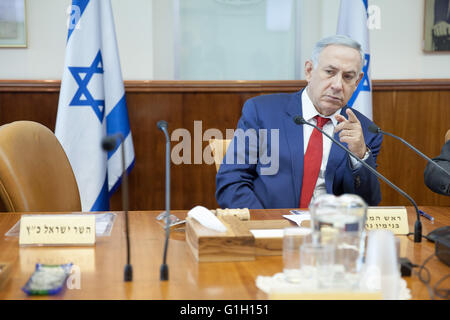 (160515) -- Gerusalemme, 15 maggio 2016 (Xinhua) -- Il Primo Ministro israeliano Benjamin Netanyahu assiste il governo settimanale riunione del gabinetto in Gerusalemme, Israele, 15 maggio 2016, dopo un incontro con il Ministro degli esteri francese Jean-Marc Ayrault. Il Primo Ministro israeliano Benjamin Netanyahu ha comunicato alla Francia il Ministro degli Esteri di Jean-Marc Ayrault domenica che il suo paese si oppone ancora di Parigi gli sforzi per rilanciare i colloqui di pace tra Israele e i palestinesi. (Xinhua/Emil Salman/Piscina/JINI) Foto Stock