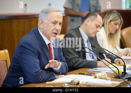 (160515) -- Gerusalemme, 15 maggio 2016 (Xinhua) -- Il Primo Ministro israeliano Benjamin Netanyahu (L) assiste il governo settimanale riunione del gabinetto in Gerusalemme, Israele, 15 maggio 2016, dopo un incontro con il Ministro degli esteri francese Jean-Marc Ayrault. Il Primo Ministro israeliano Benjamin Netanyahu ha comunicato alla Francia il Ministro degli Esteri di Jean-Marc Ayrault domenica che il suo paese si oppone ancora di Parigi gli sforzi per rilanciare i colloqui di pace tra Israele e i palestinesi. (Xinhua/Emil Salman/Piscina/JINI) Foto Stock