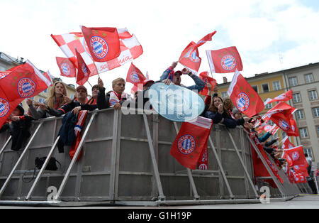 Gli appassionati di FC Bayern Monaco di Baviera attendere per il team per celebrare la XXVI Campionato tedesco sulla piazza Marienplatz a Monaco di Baviera, Germania, il 15 maggio 2016. Foto: ANDREAS GEBERT/dpa Foto Stock