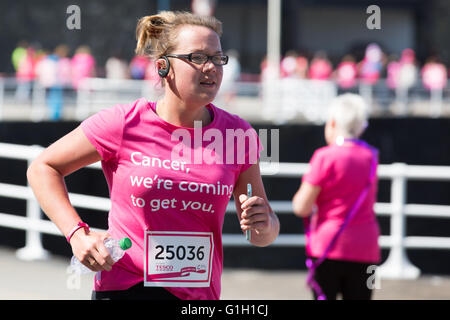 Aberystwyth, Ceredigion, Galles, nel Regno Unito il 15 maggio 2016. Cancer Research 2016 britannico della corsa per la vita a Aberystwyth. Le donne e le ragazze di tutte le età gara lungo la passeggiata di Aberystwyth in questa luminosa giornata di sole mentre prendere parte all'annuale per la ricerca contro il cancro carità fund raising evento. Nel 2016 Cancer Research UK spera che la corsa per la vita si solleverà £50 milioni. Credito: Ian Jones/Alamy Live News Foto Stock