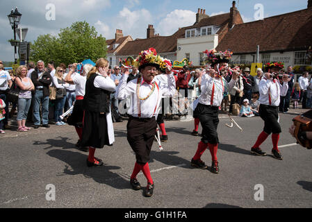 Morris ballerini intrattenere i visitatori del Alresford Crescione Festival in Inghilterra Hampshire REGNO UNITO Foto Stock