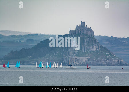 Mounts Bay , Cornwall, Regno Unito. Il 15 maggio 2016. Regno Unito Meteo. Sole nebuloso su Mounts Bay, con dinghy racing davanti a St Michaels Mount. Credito: Simon Maycock/Alamy Live News Foto Stock