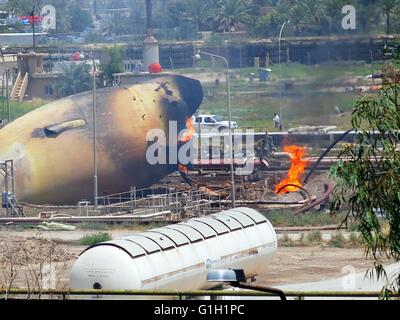 Baghdad, capitale irachena di Baghdad. 15 Maggio, 2016. Memorizzazione di un serbatoio di gas è sul fuoco in un impianto di gas dopo che esso è stato attaccato da uno Stato islamico (SI) attentatori suicidi, in zona Taji, periferia nord della capitale irachena di Bagdad, 15 maggio 2016. Fino a sette elementi di sicurezza e operai civili sono stati uccisi e 24 altri feriti domenica, come le forze di sicurezza irachene sventato un tentativo da parte di uno Stato islamico (SI) attentati suicidi a sequestrare e distruggere un impianto di gas in un sobborgo a nord di Bagdad, un ministero degli interni di detta sorgente. Credito: Khalil Dawood/Xinhua/Alamy Live News Foto Stock