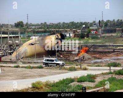 Baghdad, capitale irachena di Baghdad. 15 Maggio, 2016. Memorizzazione di un serbatoio di gas è sul fuoco in un impianto di gas dopo che esso è stato attaccato da uno Stato islamico (SI) attentatori suicidi, in zona Taji, periferia nord della capitale irachena di Bagdad, 15 maggio 2016. Fino a sette elementi di sicurezza e operai civili sono stati uccisi e 24 altri feriti domenica, come le forze di sicurezza irachene sventato un tentativo da parte di uno Stato islamico (SI) attentati suicidi a sequestrare e distruggere un impianto di gas in un sobborgo a nord di Bagdad, un ministero degli interni di detta sorgente. Credito: Khalil Dawood/Xinhua/Alamy Live News Foto Stock