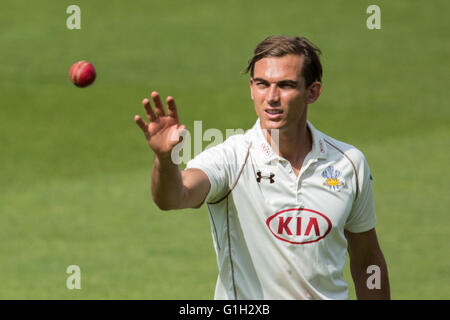 Londra, Regno Unito. Il 15 maggio 2016. James Burke bowling per Surrey il Giorno Uno del Specsavers County Championship Division One match contro la Middlesex al ovale. David Rowe/Alamy Live news. Foto Stock