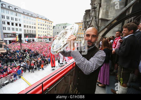 Monaco di Baviera, Germania. 15 Maggio, 2016. Josep "" Pep Guardiola, allenatore del Bayern Monaco celebra vincendo il campionato tedesco titolo sul municipio balcone a Marienplatz il 15 maggio 2016 a Monaco di Baviera, Germania. Foto: Alexander Hassenstein/Bongarts/Getty/dpa/Alamy Live News Foto Stock