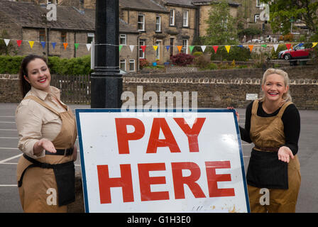 Haworth, North Yorkshire, Regno Unito. Weekend di Keighley & Worth War Time. Il Villaggio di Haworth prende vita quando la 1940s arriva nella Worth Valley. Migliaia di persone hanno affollato il villaggio, molti nel '40s civili e forze vestiti per celebrare la brutishness e la vittoria alleata sugli stati dell'asse. Il Weekend Wartime di Haworth 1940s, gruppi di 1940s appassionati dedicati alla ricostruzione della Gran Bretagna degli anni '1940s. Foto Stock