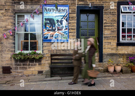 Seconda guerra mondiale, seconda guerra mondiale, 'seconda guerra mondiale', 'WW2'; Haworth, North Yorkshire, Regno Unito. Keighley e Worth wartime week-end. Migliaia di persone hanno affondato il villaggio, molti nel ’40s civili e forze vestite per celebrare la brutalità e la vittoria alleata sugli stati dell’asse. Il Weekend di Haworth 1940s comprende una collezione di veicoli d'epoca, classici e militari, e gruppi di 1940s appassionati dedicati alla ricostruzione della Gran Bretagna del 1940s. Foto Stock