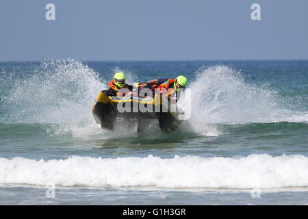 Newquay, Cornwall, Regno Unito. 15 Maggio, 2016. Il 2016 ThunderCat Racing Championship avviene a Fistral Beach. Venti lunga 4m imbarcazioni gonfiabili prendere parte alla gara dotate ciascuna di 50 hp motori con un pilota e copilota. Credito: Nicholas Burningham/Alamy Live News Foto Stock