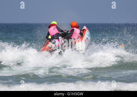 Newquay, Cornwall, Regno Unito. 15 Maggio, 2016. Il 2016 ThunderCat Racing Championship avviene a Fistral Beach. Venti lunga 4m imbarcazioni gonfiabili prendere parte alla gara dotate ciascuna di 50 hp motori con un pilota e copilota. Credito: Nicholas Burningham/Alamy Live News Foto Stock