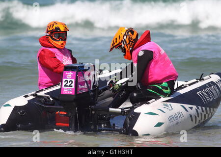 Newquay, Cornwall, Regno Unito. 15 Maggio, 2016. Il 2016 ThunderCat Racing Championship avviene a Fistral Beach. Venti lunga 4m imbarcazioni gonfiabili prendere parte alla gara dotate ciascuna di 50 hp motori con un pilota e copilota. Credito: Nicholas Burningham/Alamy Live News Foto Stock