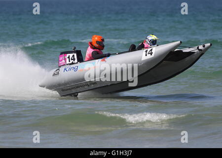 Newquay, Cornwall, Regno Unito. 15 Maggio, 2016. Il 2016 ThunderCat Racing Championship avviene a Fistral Beach. Venti lunga 4m imbarcazioni gonfiabili prendere parte alla gara dotate ciascuna di 50 hp motori con un pilota e copilota. Credito: Nicholas Burningham/Alamy Live News Foto Stock