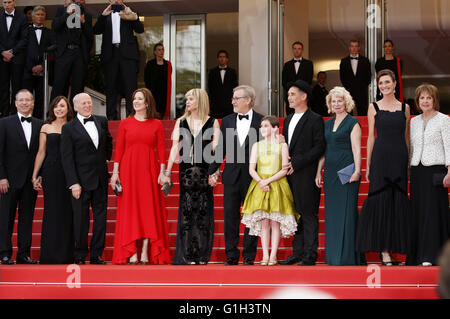 Valutazione, Kristie Macosko, Frank Marshall, Kathleen Kennedy, Kate Capshaw, Steven Spielberg, Ruby Barnhill, Mark Rylance, Claire van Kampen, Lucia Dahl e Penelope Wilton frequentando il 'La BFG' premiere durante la 69a Cannes Film Festival presso il Palais des Festivals a Cannes il Maggio 14, 2016 | Utilizzo di tutto il mondo Foto Stock